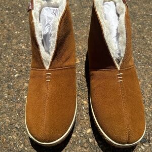 New in box Minnetonka Tucson Slipper Boots Size 8.5